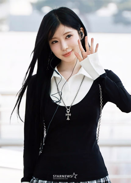 베이비몬스터 아사 ‘심쿵 손인사’