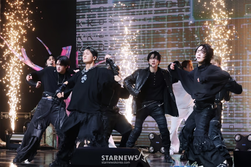 싸이커스 ‘화려한 컴백 무대’