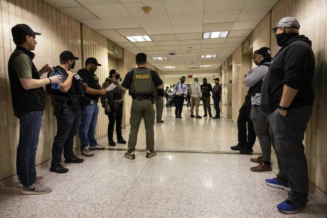 영주권 인터뷰는 ‘함정’이 되는가… ICE 기습 체포 논란의 재부상