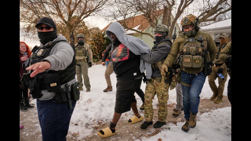 이민 단속 요원들이 체포에 사용하는 영장