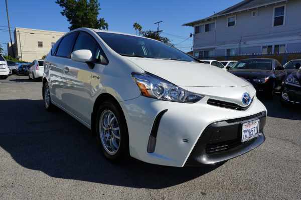 2017 / TOYOTA PRIUS V4 / White / 13k miles 