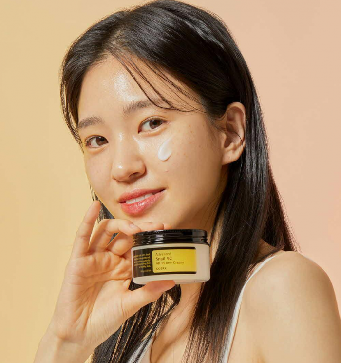 사람, 인간의 얼굴, 여성, 휴대 전화이(가) 표시된 사진

자동 생성된 설명