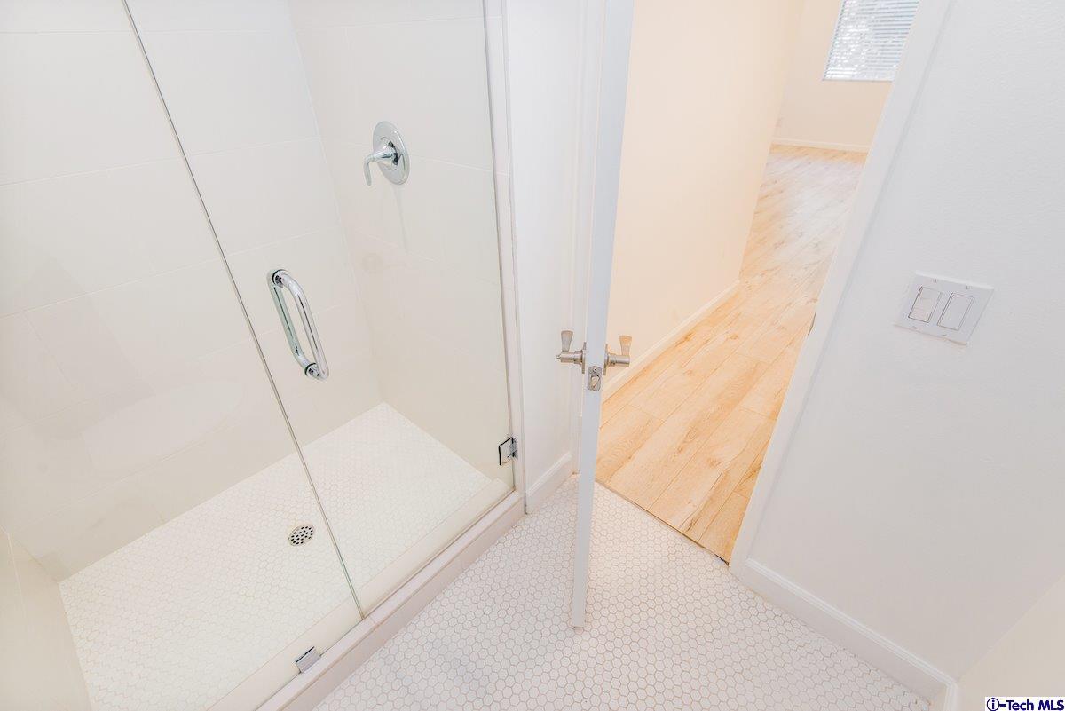 Hollywood Hills, 2 Beds, 2 Baths, 1002 Sqft Hollywood Hills, 2 Beds, 2 Baths, 1002 Sqft