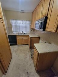 얼바인 엘카미노 지역 이층 콘도 방2 화2 ( 57만 5천불 ) 얼바인 엘카미노 지역 이층 콘도 방2 화2 ( 57만 5천불 )