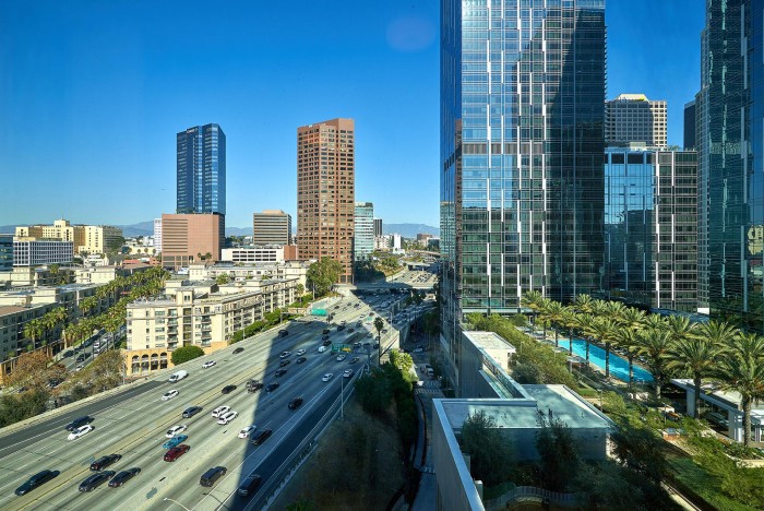 다운타운 메트로 폴리스 ,렌트 : 방2 화2 약 1,300sf Lp $4,600