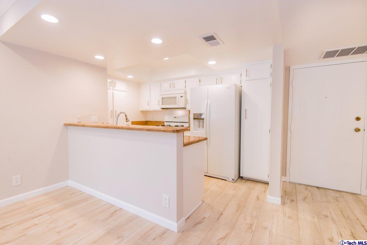 Hollywood Hills, 2 Beds, 2 Baths, 1002 Sqft Hollywood Hills, 2 Beds, 2 Baths, 1002 Sqft