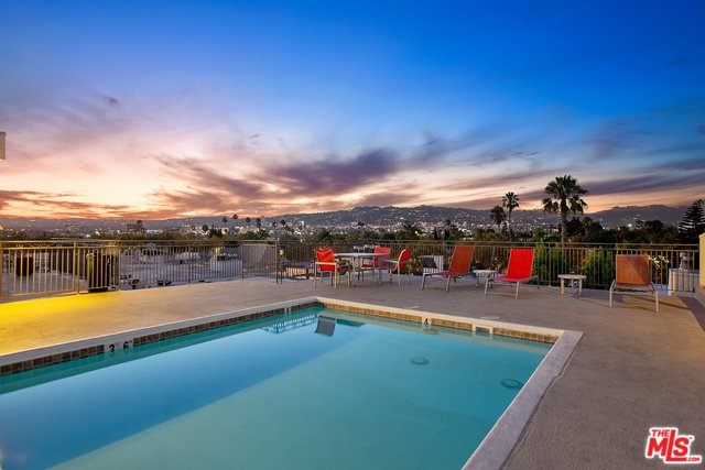 로케이션 좋은 미라클마일 중심의 1배드 콘도 $449,888 로케이션 좋은 미라클마일 중심의 1배드 콘도 $449,888