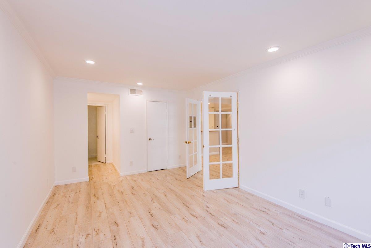 Hollywood Hills, 2 Beds, 2 Baths, 1002 Sqft Hollywood Hills, 2 Beds, 2 Baths, 1002 Sqft