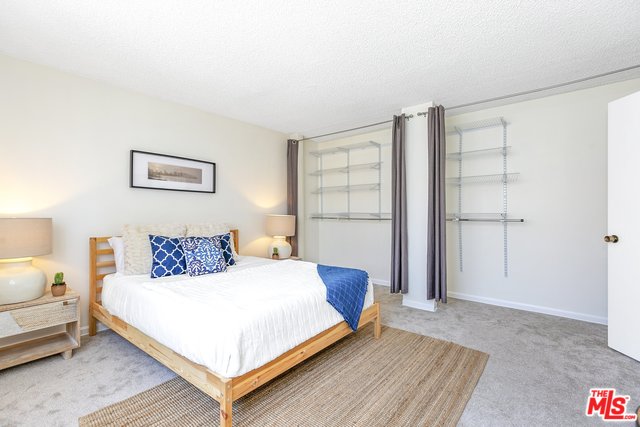 로케이션 좋은 미라클마일 중심의 1배드 콘도 $449,888 로케이션 좋은 미라클마일 중심의 1배드 콘도 $449,888