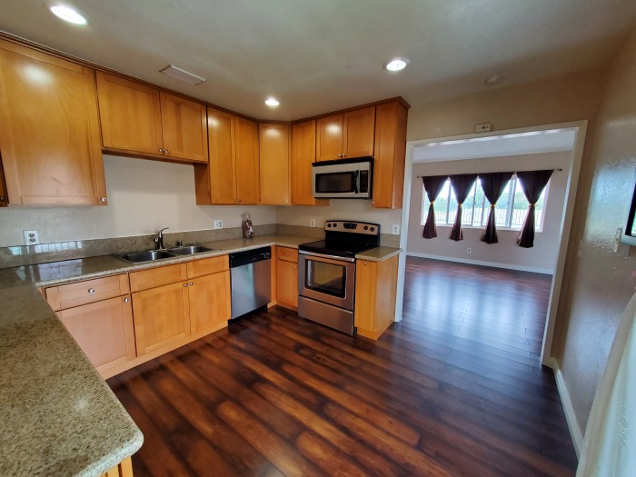 (앤지김독점) 공원과 붙은 라하브라 방3개 콘도 (앤지김독점) 공원과 붙은 라하브라 방3개 콘도